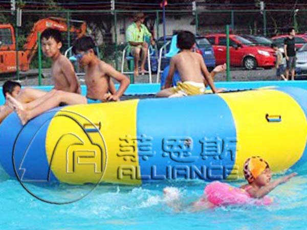 充氣水上蹦床