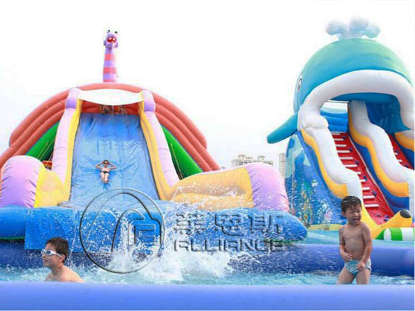 充氣式水上樂園